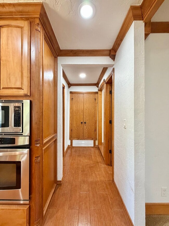 Building Photo - 6933 NW Eisenhower Dr