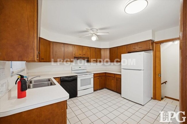 Building Photo - 3860 Sheffield Ct