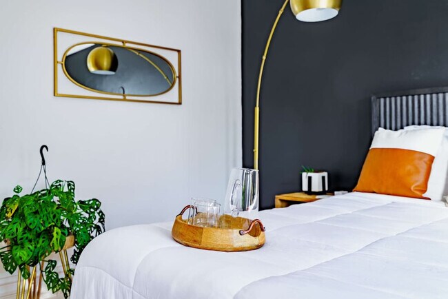 Building Photo - 254 W Poplar Ave