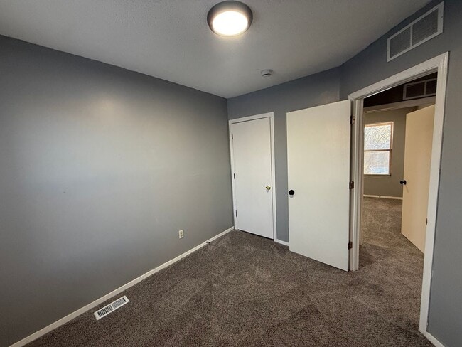 Building Photo - Large 6 Bed Single Family Home in MPLS!