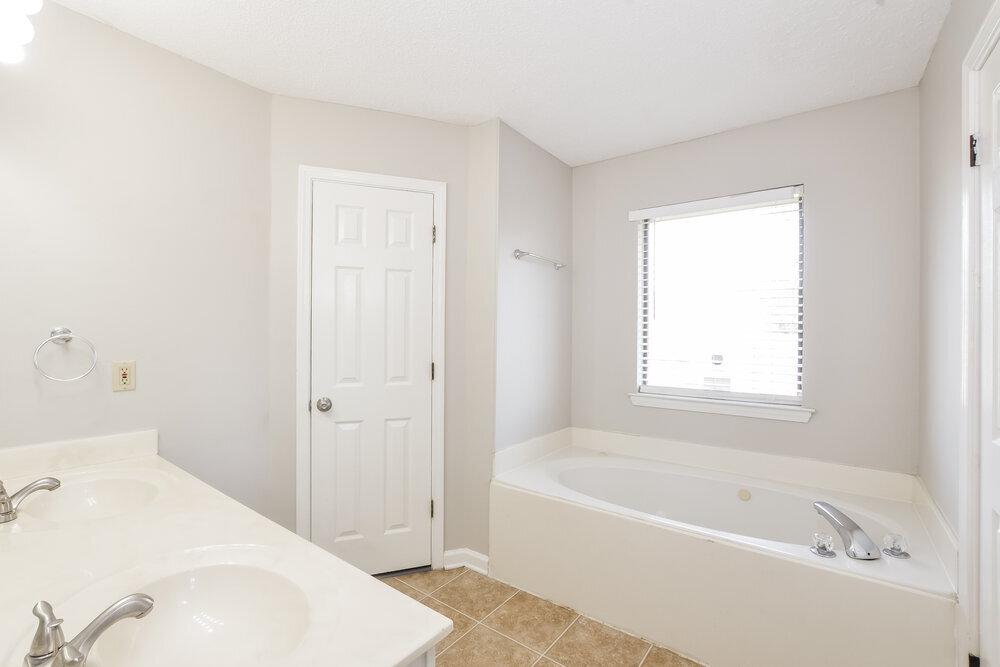 Building Photo - 6690 Autumn Wood Cove