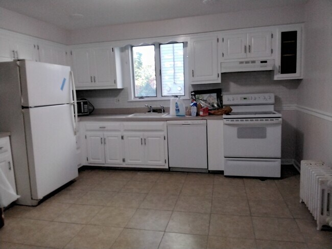 Building Photo - 295 Center St