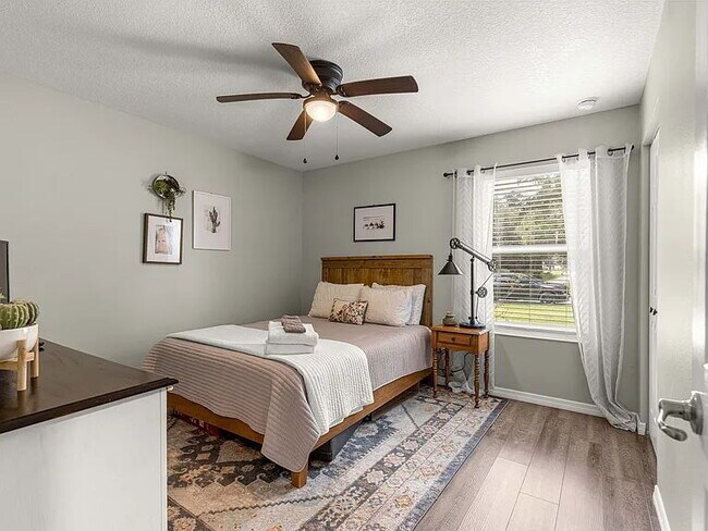 Building Photo - Beautifully updated 3 bedroom, 2 bath home.