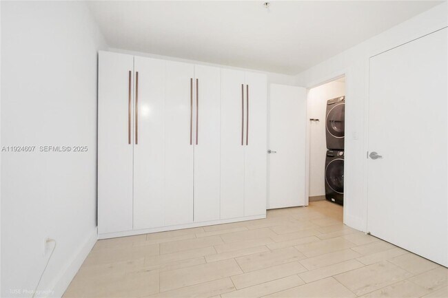 Building Photo - 1900 N Bayshore Dr