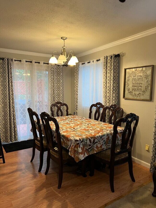 Building Photo - 3 bedroom/ 3 bath. Fully furnished ready f...
