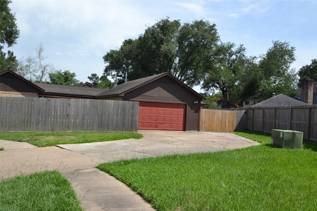 Building Photo - 15927 Tumbling Rapids Dr