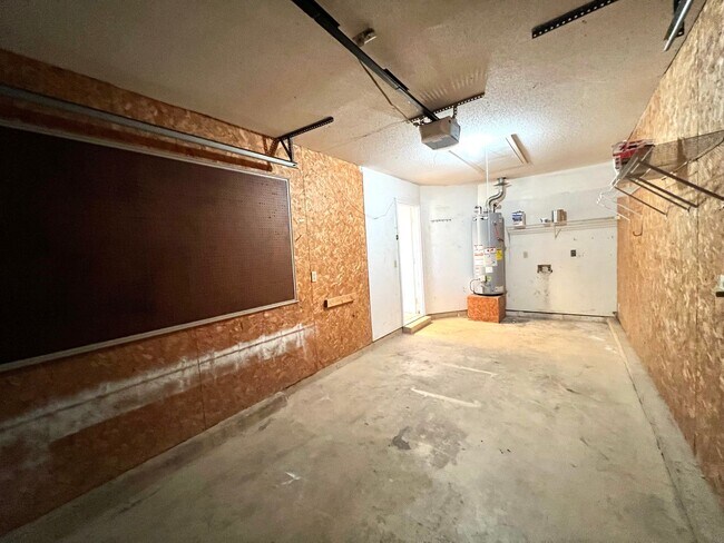 Building Photo - Charming home in Blue Pine Village!