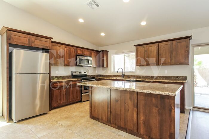 Building Photo - 2722 E Cactus Rd
