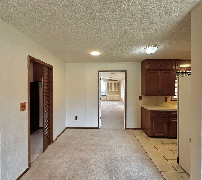 Building Photo - 3 Bedroom