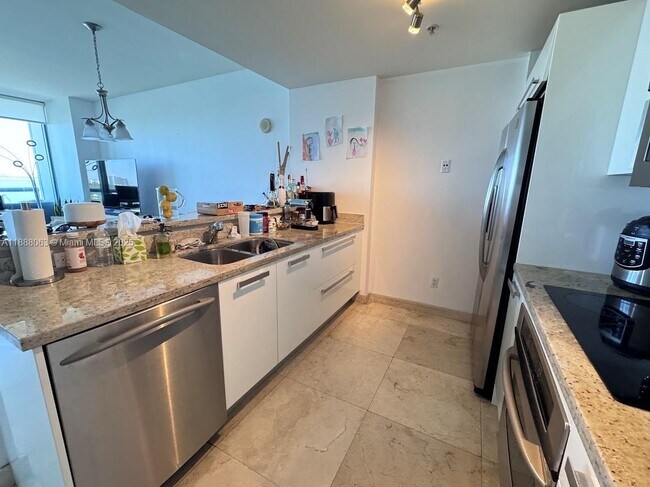 Building Photo - 601 NE 36th St