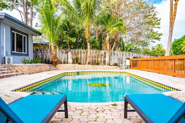 Building Photo - 1712 NE 18th Ave