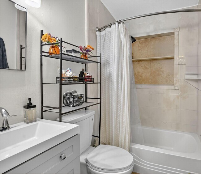 Building Photo - 310 Glen Arbor Terrace