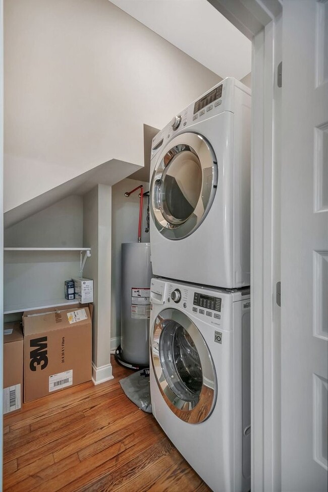 Building Photo - Modern Living in Downtown Nashville!