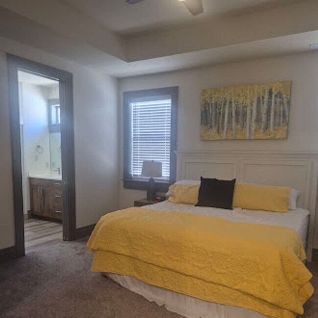 Building Photo - Move-in Bonus! 2 Bed, 2 bath + Office or Den.