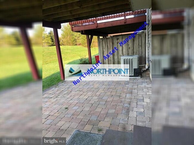 Building Photo - Nice, Sunny & Bright 3 Bedroom 2 full Bath...