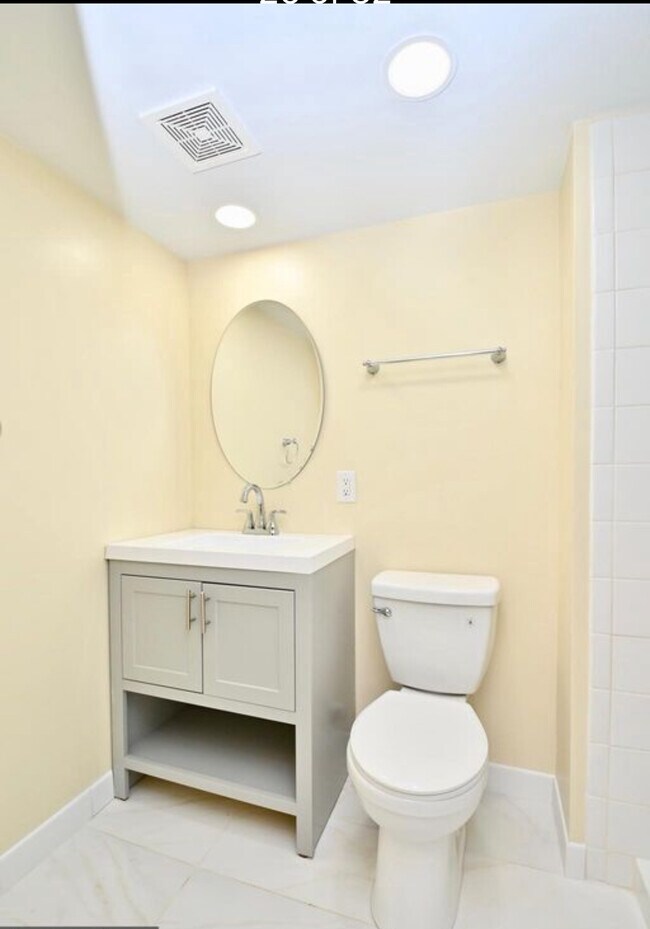 Building Photo - 16501 Accolawn Rd