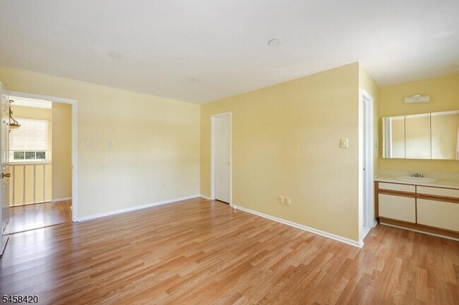 Building Photo - 44 Whitby Cir