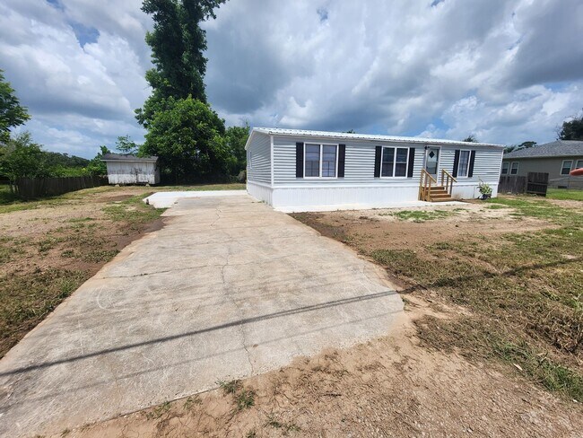 Building Photo - 3 Bedroom, 2 Bathroom Rental NOW Available!