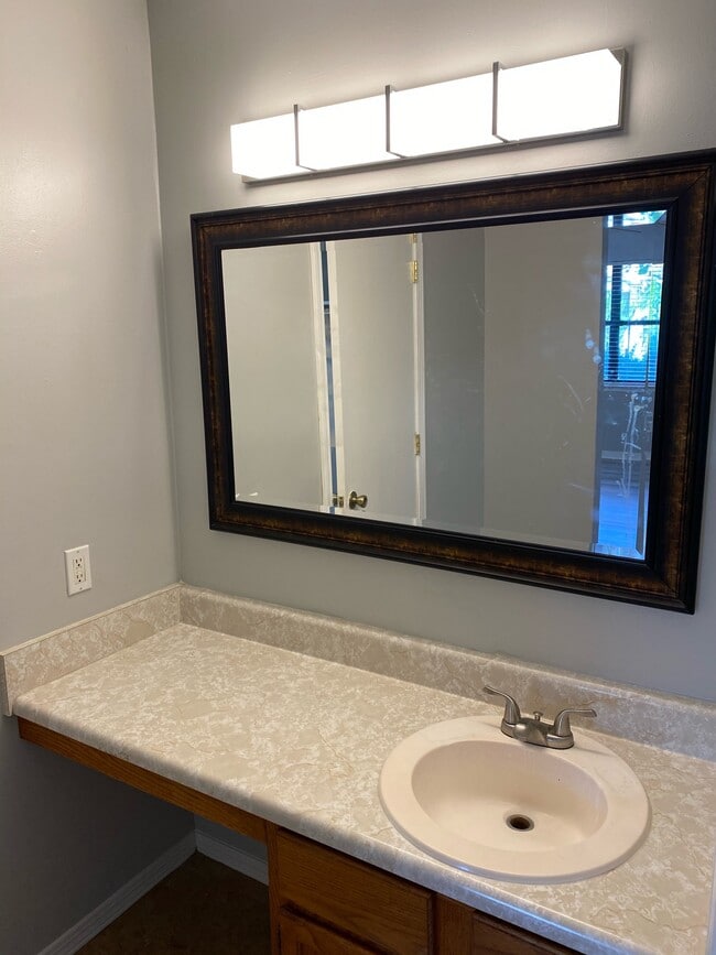 Building Photo - 200 Autumn Dr