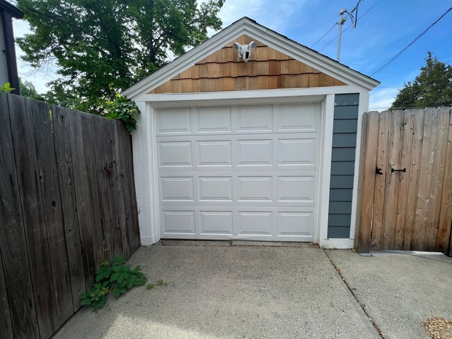 Building Photo - 4 bed 2 bath home centrally located