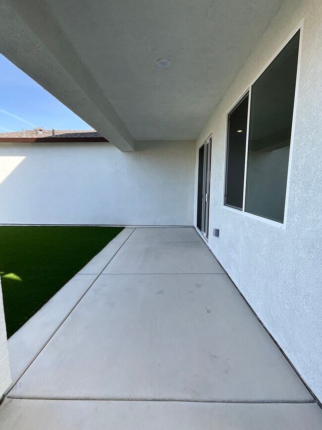 Building Photo - STUNNING BRAND NEW 3 BEDROOM HOME IN W. ROSEVILLE!!