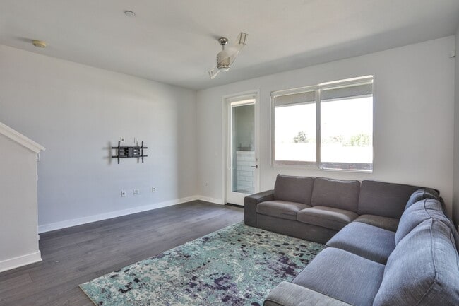 Building Photo - 3 bedroom 2.5 bath in Gated Community