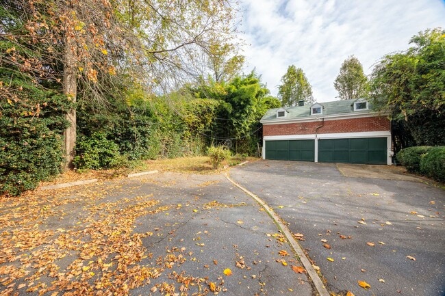 Building Photo - Quaint 1 Bedroom/1 Bathroom Cottage Style Apartment in Richmond ***Available NOW***