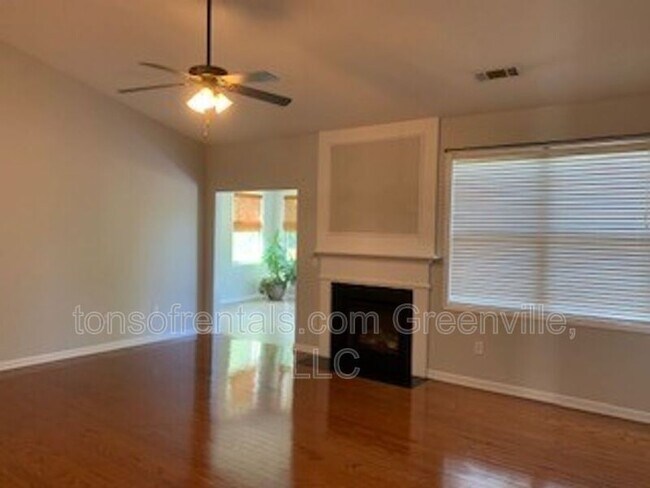 Building Photo - 205 Silver Hawk Dr