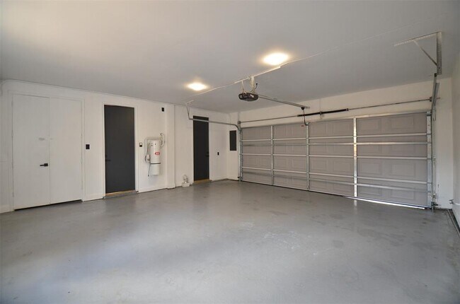 Building Photo - 1425 Nantucket Dr