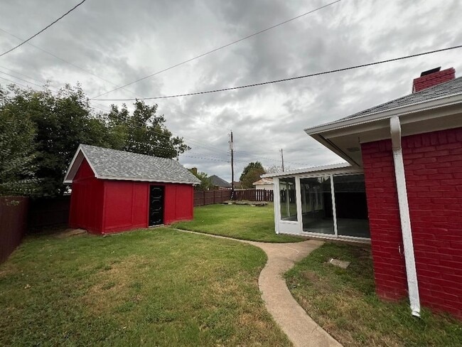 Building Photo - 1500 Hyde Park Blvd