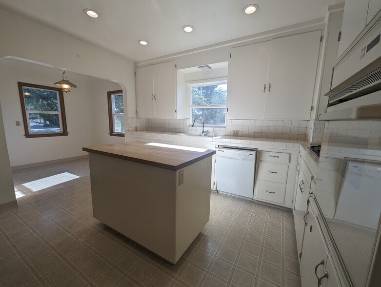 Building Photo - 4153 Bolsa Rd