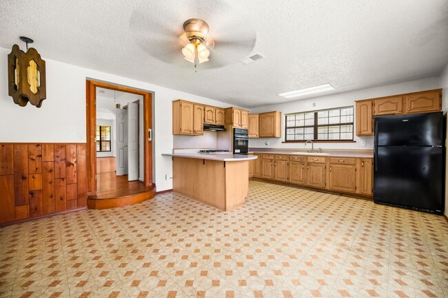 Building Photo - Check Out this 2 bed 1 bath in Alexandria