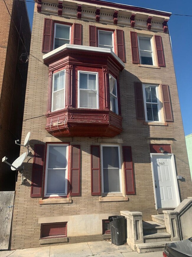 Building Photo - 1 Bed/1Bath East York City SD