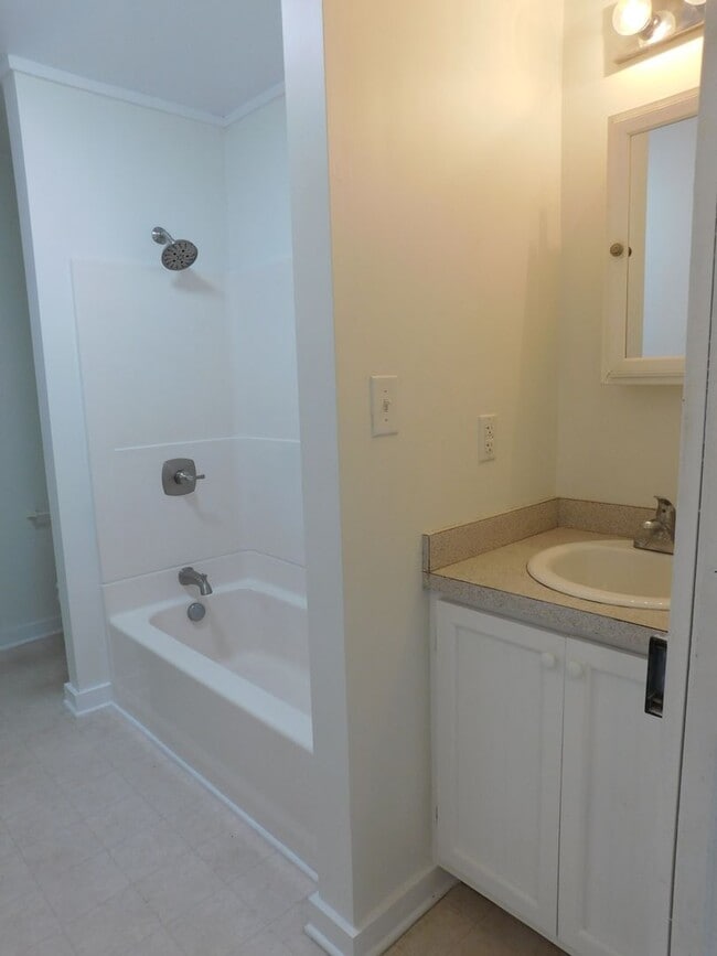 Building Photo - 611 Johnson St