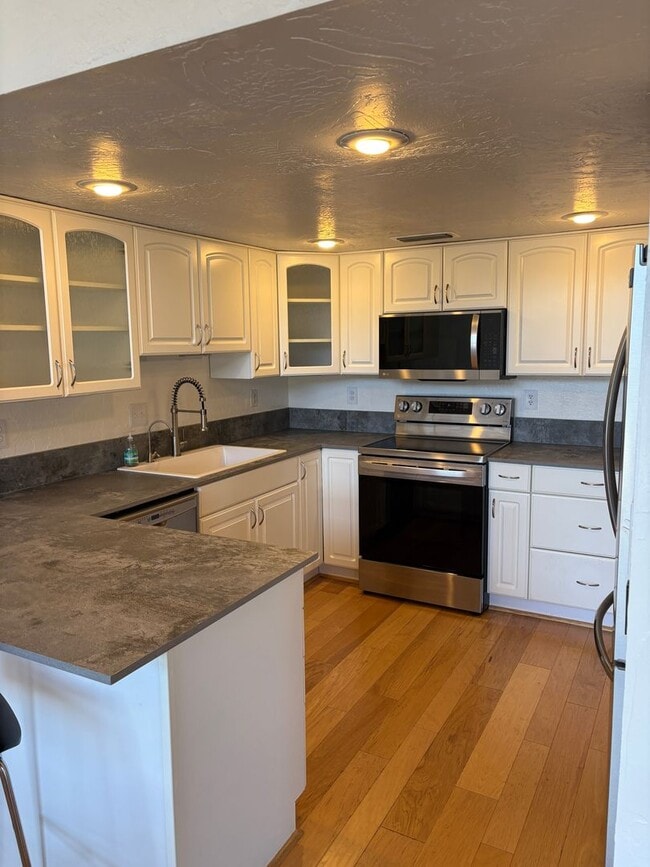 Building Photo - Unfurnished, 1-Year Long-Term Rental
