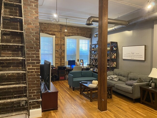 Building Photo - 215 Mitchell St SW