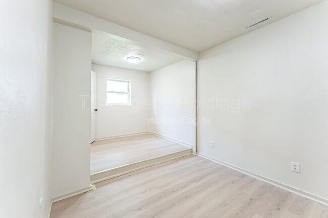 Building Photo - 415 Simpson Ave