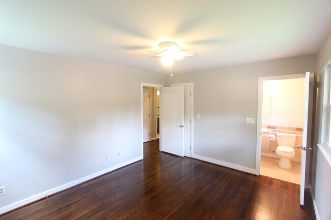 Building Photo - 3025 La Haven Cir