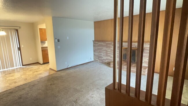 Building Photo - Charming 3BR/2.5BA Home with Fenced Yard in NE Madras - PENDING APPLICATION