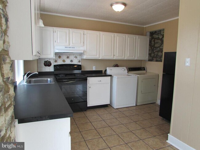 Building Photo - 115 N Reservoir St