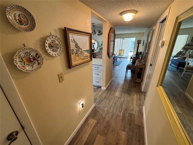 Building Photo - 1400 Tarpon Center Dr