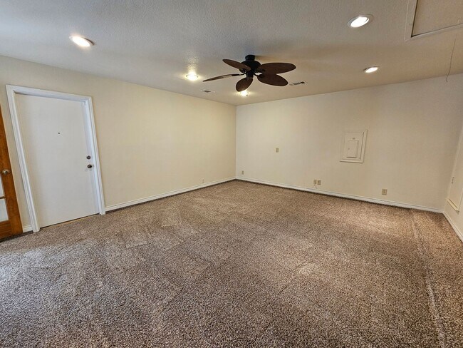 Building Photo - Charming home located in the well-maintain...