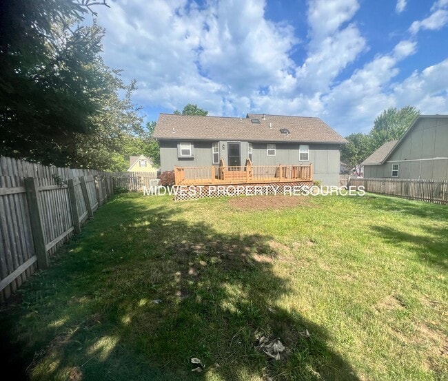 Building Photo - Refreshing & Tidy Lee's Summit Split for L...