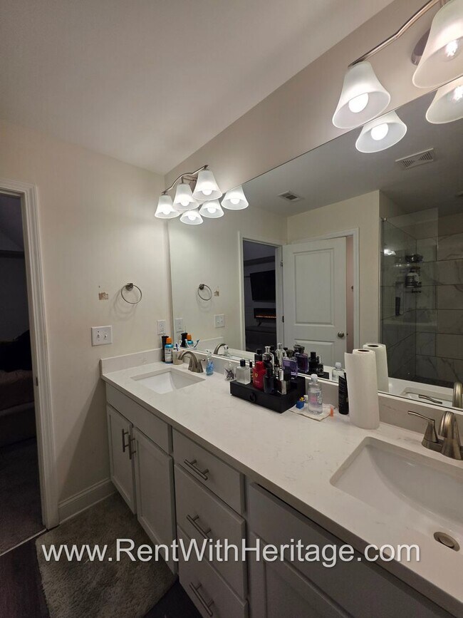 Building Photo - Amazing 5 Bedroom/ 3 Bath Home in Sweetwater, a Swim Tennis Community/ Attention to Detail / Grea...