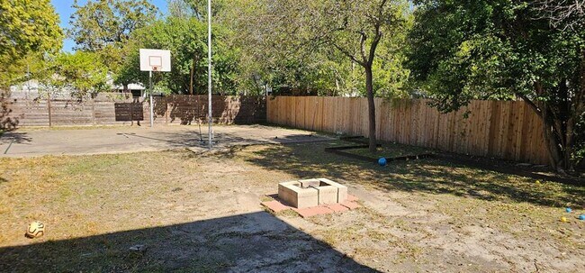 Building Photo - 1408 W 51st St