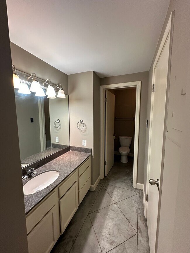 Building Photo - INCLUDES GARAGE PARKING AND INDOOR POOL! 1 BR/1 BA Downtown Memphis Condo in the Historic Claridg...