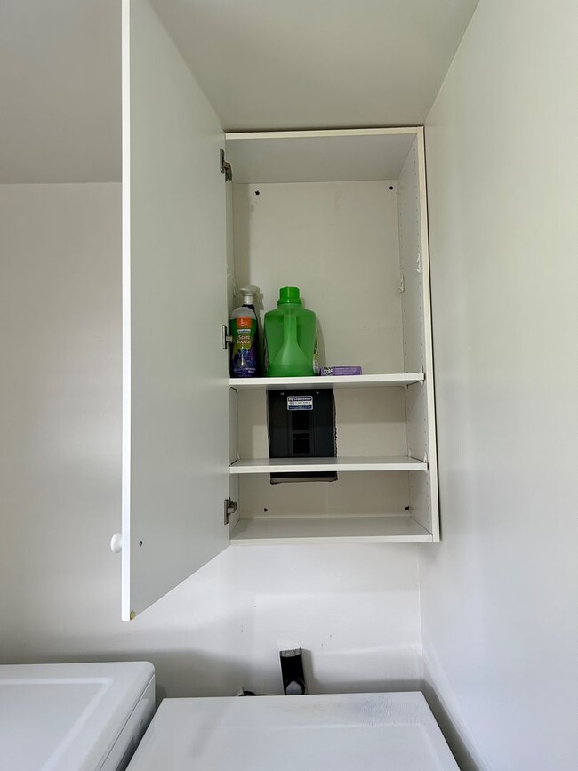 Building Photo - Weaverville - Clean and Tidy! Home Office,...