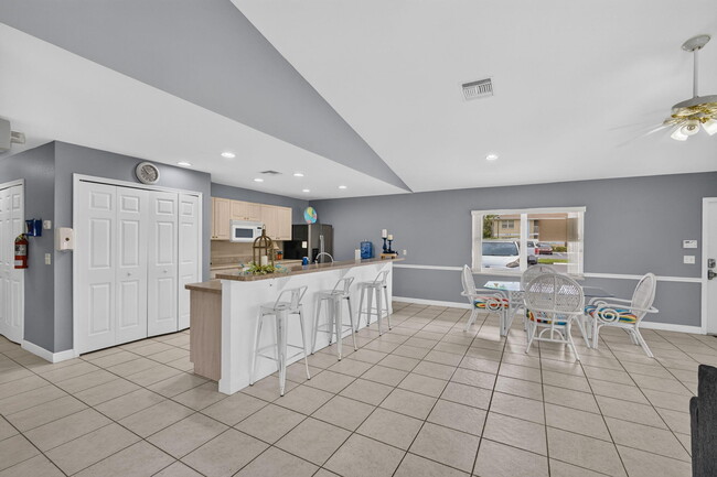 Building Photo - 1536 SE Royal Green Cir