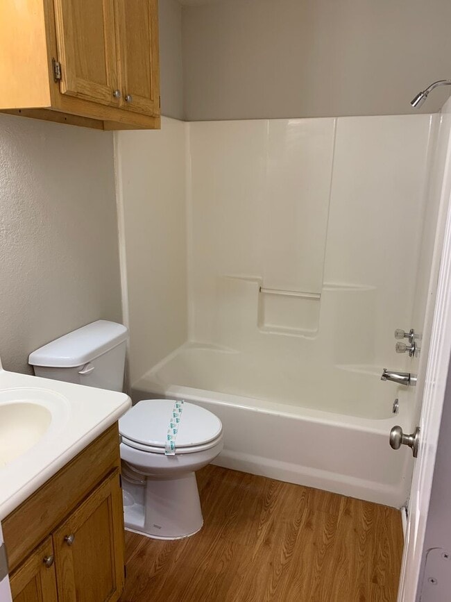 Building Photo - 3 bedroom 2 bath with Garage