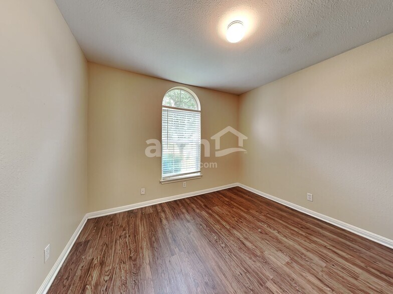 Building Photo - 136 Goddard